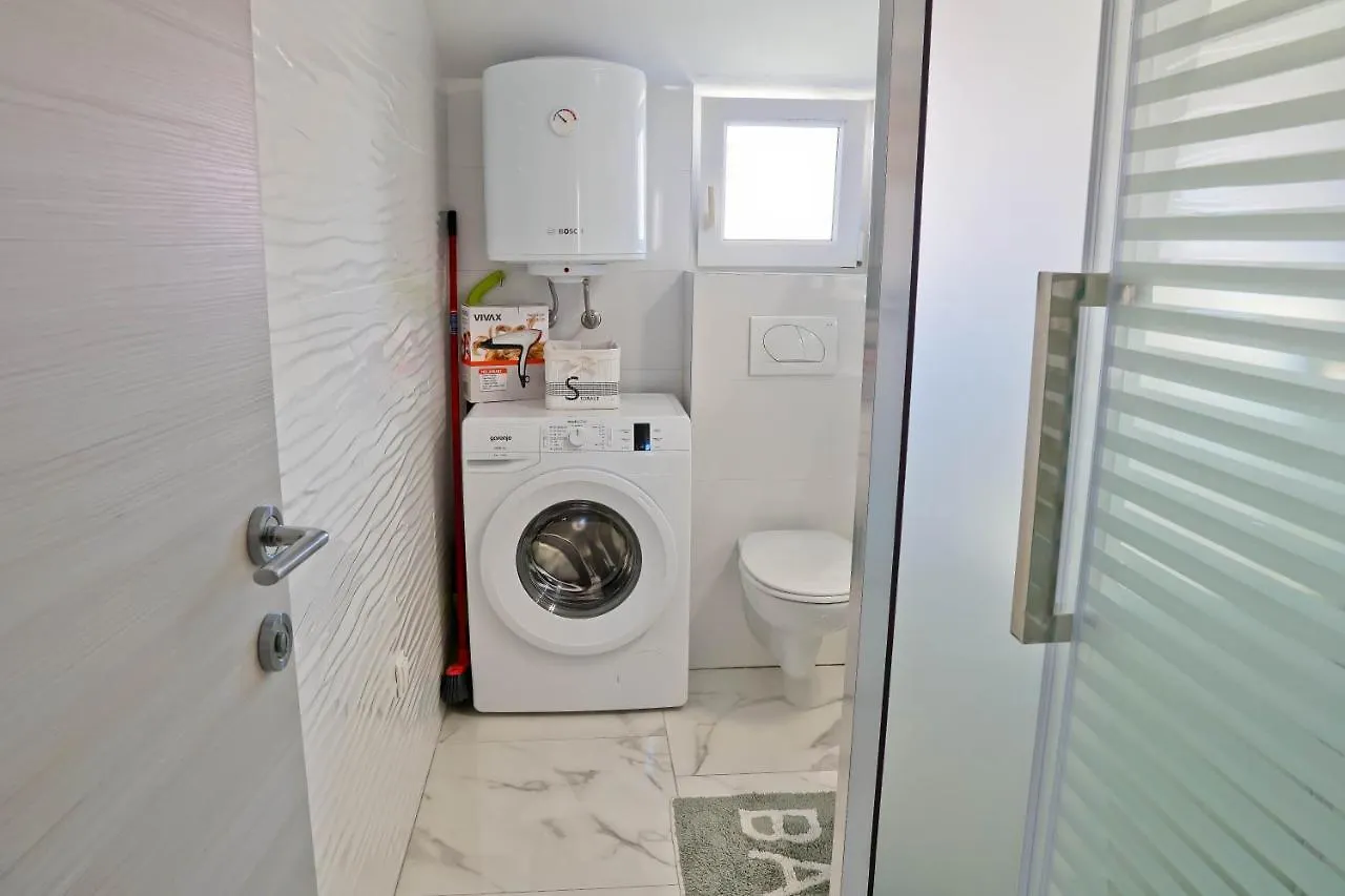 Apartments Limia Pola 0*,